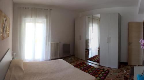 ein Schlafzimmer mit einem Bett und einem großen Spiegel in der Unterkunft Casa Vacanze La Perla in Matera