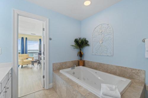un bagno con vasca da bagno in una stanza di Labacoco West a Gulf Shores