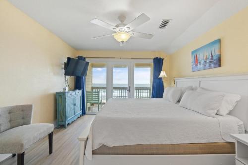 una camera con letto e ventilatore a soffitto di Labacoco West a Gulf Shores