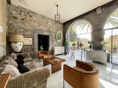 Akla Hotel Palacio Torre de Ruesga في Lastras: غرفة معيشة مع أريكة وطاولة