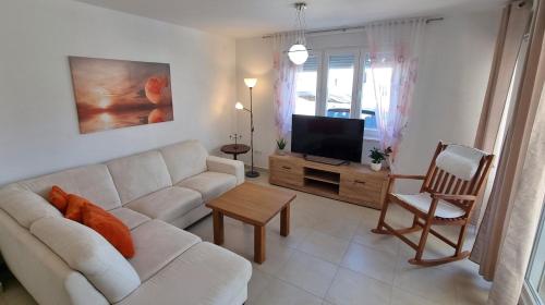Μια τηλεόραση ή/και κέντρο ψυχαγωγίας στο Apartments Le Mare - Pool, Sandstrand, Meerblick, W-Lan, Grill