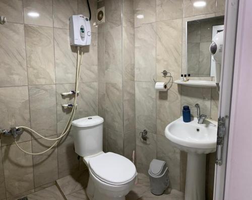 een badkamer met een toilet en een wastafel bij ÖZTUR OTEL YUMURTALIK in Yumurtalık
