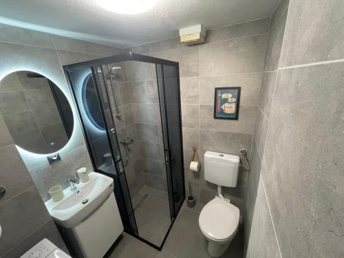 Ένα μπάνιο στο Studio Capon - just a few steps from the sea!