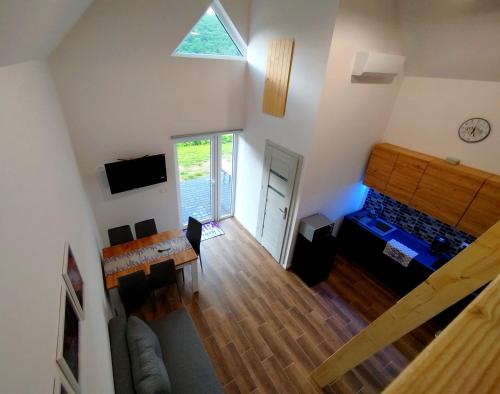 einen Blick über ein Wohnzimmer und ein Esszimmer in der Unterkunft Lawendowy Klimat in Bóbrka