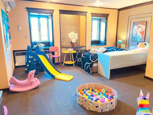 una camera per bambini con scivolo e sala giochi di Ikaho Kids Paradise Hotel - Vacation STAY 56430v a Shibukawa