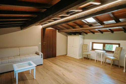 a living room with a couch and a table at Borgo Il Poggiaccio Residenza d'Epoca in Sovicille
