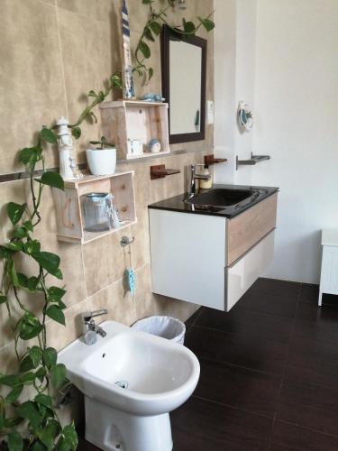 a bathroom with a sink and a toilet and a mirror at Habitacion rural en entorno tranquilo in Cetina