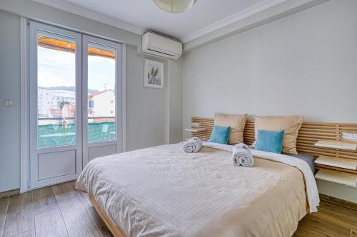 une chambre avec un grand lit avec deux serviettes dessus dans l'établissement Le Marignan, à Cannes