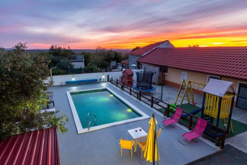 Πισίνα στο ή κοντά στο Spacious Holiday Home Joy with pool and playground, Suhovare