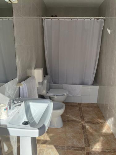uma casa de banho com um WC e um lavatório em Hostal Barbate em Barbate