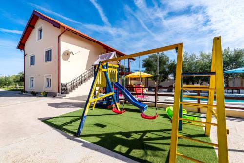 Ο χώρος παιχνιδιού για παιδιά στο Spacious Holiday Home Joy with pool and playground, Suhovare