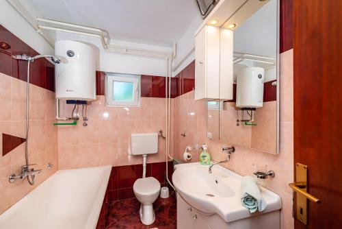 Ένα μπάνιο στο Spacious Holiday Home Joy with pool and playground, Suhovare