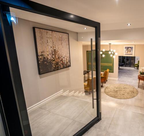 een kamer met een glazen deur naar een woonkamer bij Braham Lodge - The Octave in Johannesburg