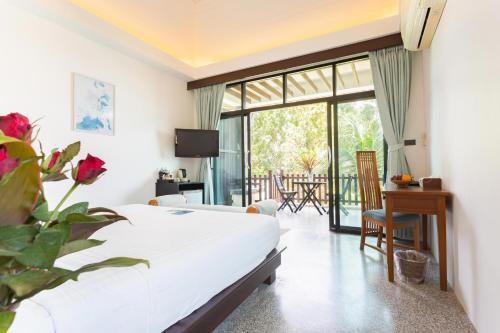 a hotel room with a bed and a balcony at Koh Chang Grandview Resort in Ko Chang