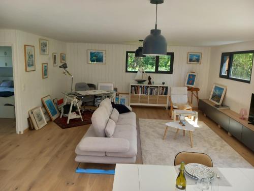 un salon avec un canapé blanc et une table dans l'établissement Maison neuve , plage à pied, à Assérac