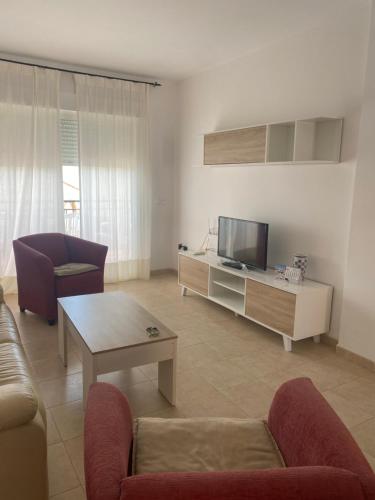 TV a/nebo společenská místnost v ubytování Apartamento a pie de playa.