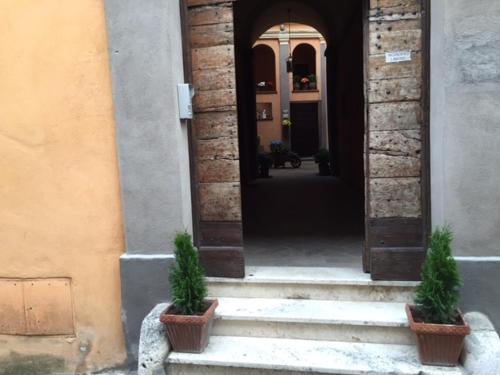 an entrance to a building with two potted plants at Casa di Emanuela in Spello