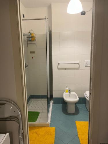 uma casa de banho com um chuveiro, um WC e um lavatório. em Monolocale Politecnico Bovisa em Milão
