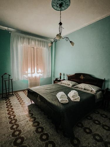 una camera da letto con un letto e asciugamani di Maison Li Signuri a Maglie