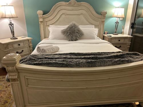 Säng eller sängar i ett rum på Koombana Retreat