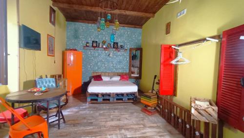 ein Schlafzimmer mit einem Bett und einem Tisch in einem Zimmer in der Unterkunft Famme sta cuiete apartment in Neapel