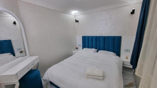 Cette petite chambre comprend un lit et un miroir. dans l'établissement Sam Rental 1, à Samarcande