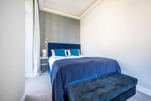 a bedroom with a blue bed with a blue blanket at Strandvilla Glückauf in Binz