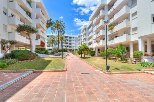 Solana Carihuela Playa Parking Terrace