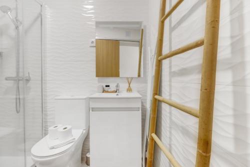 2BR renovated heart of Santos w/ AC | By Airnest