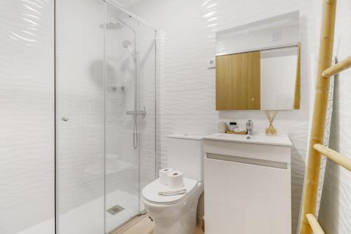 2BR renovated heart of Santos w/ AC | By Airnest