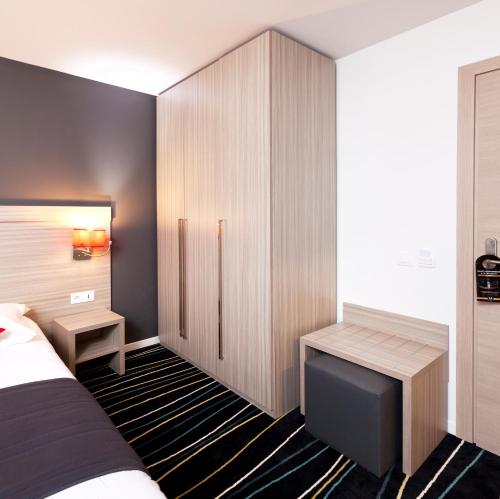Säng eller sängar i ett rum på The Originals City, Hôtel Marne-la-Vallée Est, Meaux