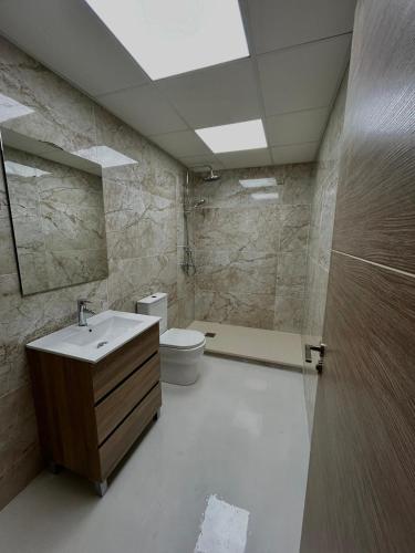 a bathroom with a sink and a toilet at Apartamento Loft con 2 dormitorios, Jacuzzi y Garage in Cambrils