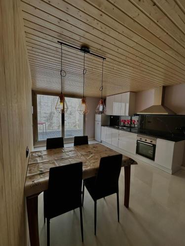a kitchen with a large wooden table and chairs at Apartamento Loft con 2 dormitorios, Jacuzzi y Garage in Cambrils