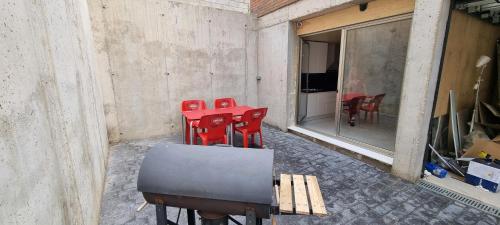 a room with red chairs and a table and a window at Apartamento Loft con 2 dormitorios, Jacuzzi y Garage in Cambrils