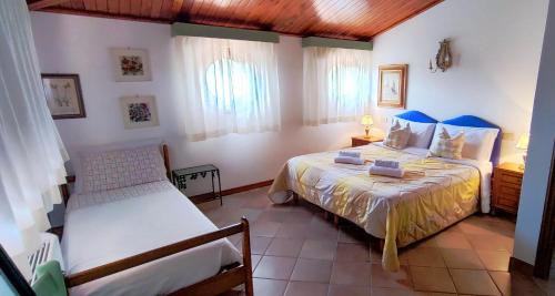 Massa的住宿－樂奎特斯格尼酒店，一间卧室,配有两张床