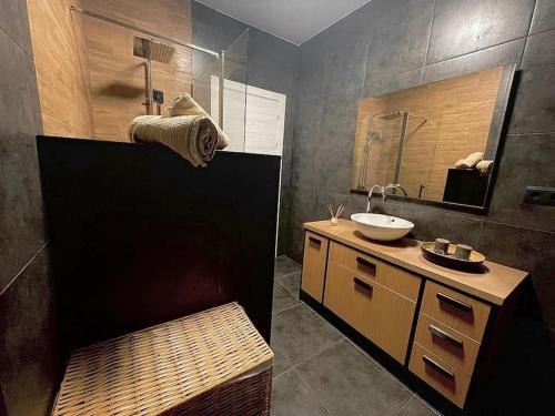 a bathroom with a sink and a mirror at Acogedor retiro junto al mar in Cedeira