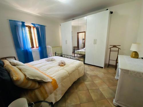 sypialnia z łóżkiem z kotem w obiekcie Casa Vacanze Barbara w mieście Sant Arcangelo