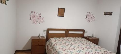 a bedroom with a bed and two dressers in it at Appartamento piario in Nasolino