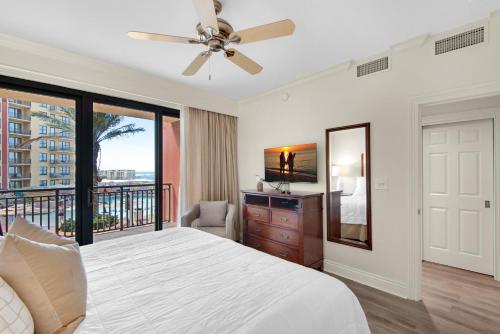 1 dormitorio con 1 cama y balcón con TV en Emerald Grande W223 en Destin