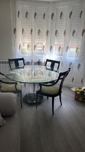 a dining room with a glass table and chairs at LOGROÑO CENTRO A ESTRENAR WIFI IMPECABLe in Logroño