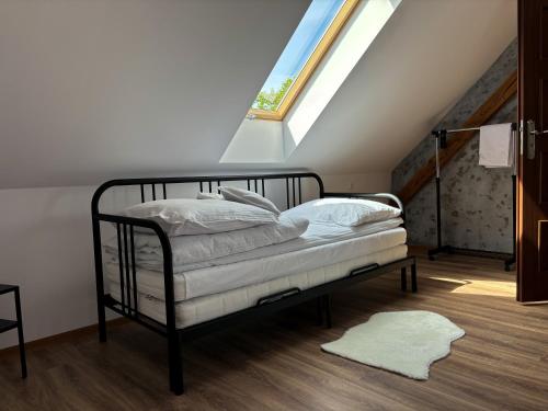 uma cama num quarto com uma janela em Las Palmas em Bysławek