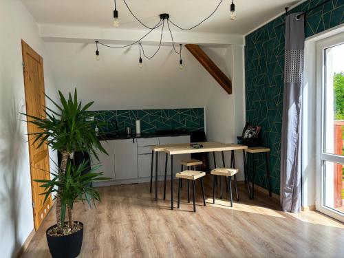 uma cozinha com mesa e cadeiras num quarto em Las Palmas em Bysławek