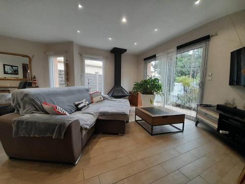 - un salon avec un canapé et un piano dans l'établissement Maison spacieuse près de la mer à Saint-Brevin, 8 pers, jardin, WiFi, jeux, parking, bébé. - FR-1-392-126, à Saint-Brévin-les-Pins