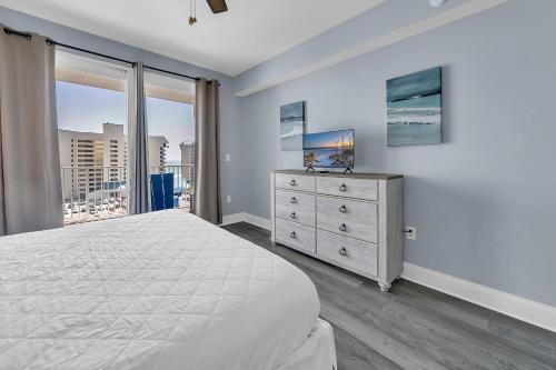 une chambre avec un lit et une commode avec une fenêtre dans l'établissement Laketown Wharf 607, à Panama City Beach