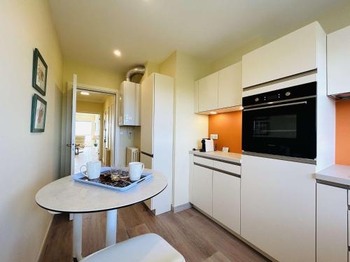 - une petite cuisine avec une petite table dans une chambre dans l'établissement Appartement refait à neuf avec terrasse et parking, 1 chambre, 2 couchages, La Baule - FR-1-245-165, à La Baule