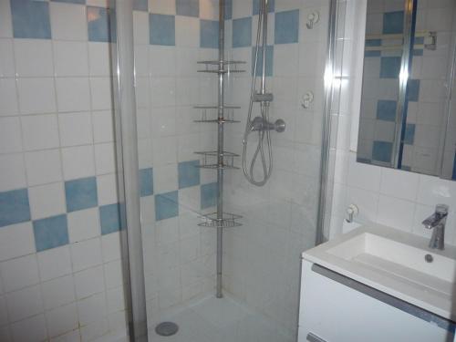 y baño con ducha y lavamanos. en Appartement Le Grau-du-Roi, 3 pièces, 6 personnes - FR-1-731-63, en Le Grau-du-Roi