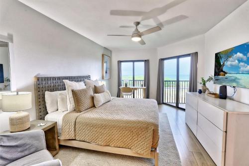 ein Schlafzimmer mit einem Bett und ein Wohnzimmer in der Unterkunft Land's End 11-203 Beach Front - Premier in St Pete Beach