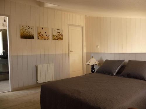 - une chambre avec un lit et une lampe dans l'établissement La Flotte Lumineuse maison de charme très calme, à La Flotte