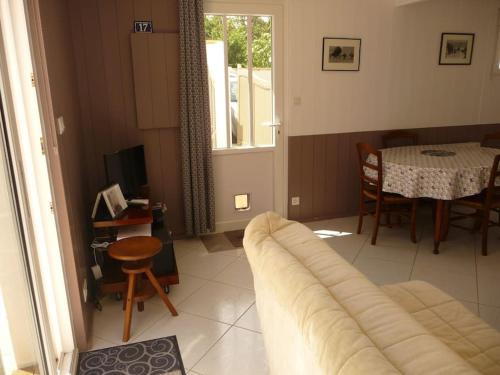 un salon avec un canapé et une table dans l'établissement La Flotte Lumineuse maison de charme très calme, à La Flotte