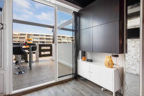 une cuisine ouverte avec vue sur un immeuble dans l'établissement Shanel Port Nature coursive, au Cap d'Agde